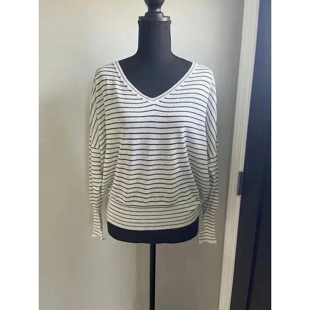 OLIVACEOUS WOMENS SIZE L LIGHTWEIGHT WHITE BLACK STRIPED VNECK LONG SLEEVE TOP